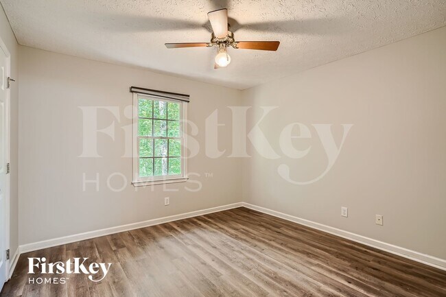 Building Photo - 6215 Little Ridge Rd