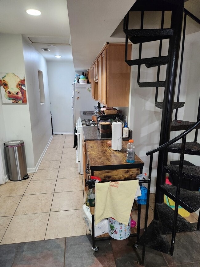 Building Photo - 3728 N Wilton Ave