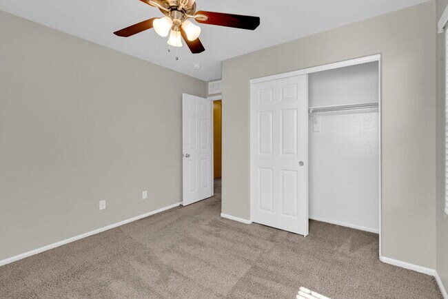 Building Photo - 946 S Hawk Ln