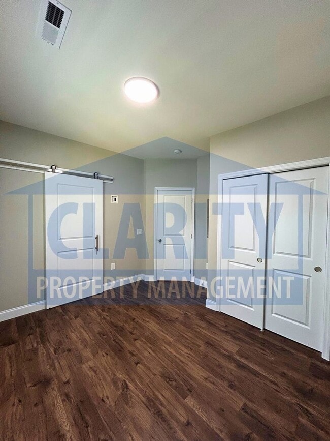Building Photo - Two bedroom Townhome!