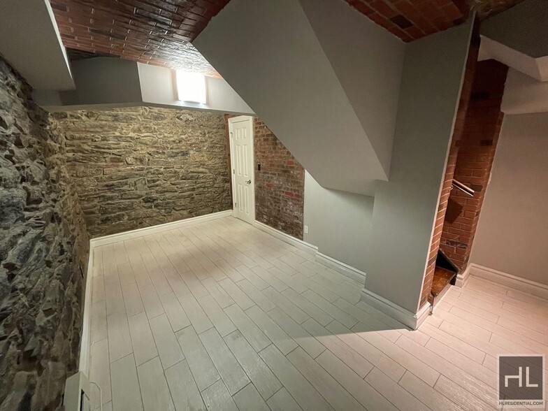 Building Photo - Mott Street