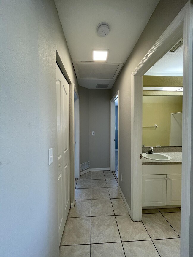 Building Photo - 1602 SW 16th Ct