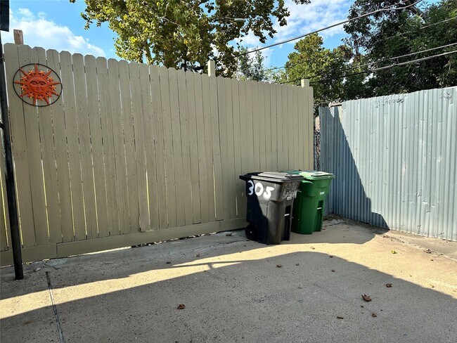 Building Photo - 305 N Live Oak St