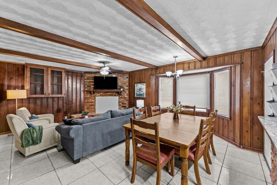 Building Photo - Charming 5BR Fort Worth home with big backyard & patio