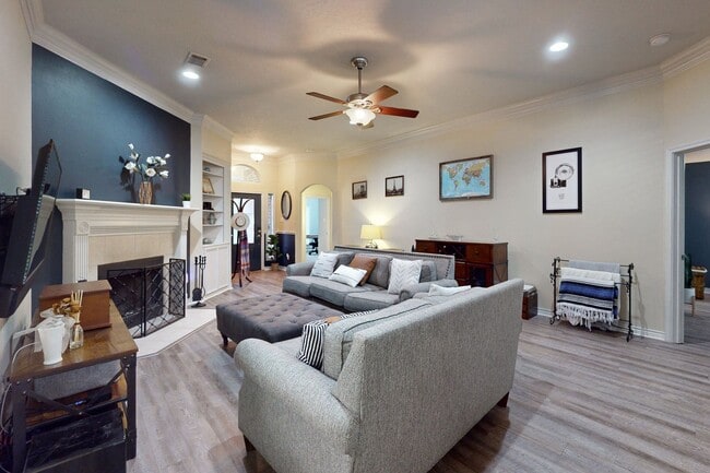 Building Photo - 3 bedroom, 2 bathroom home in the Castlega...