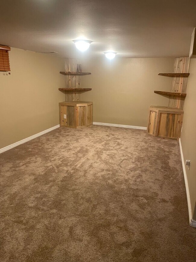 Building Photo - Charming and Updated 3 bed w/ Basement home in fantastic location!
