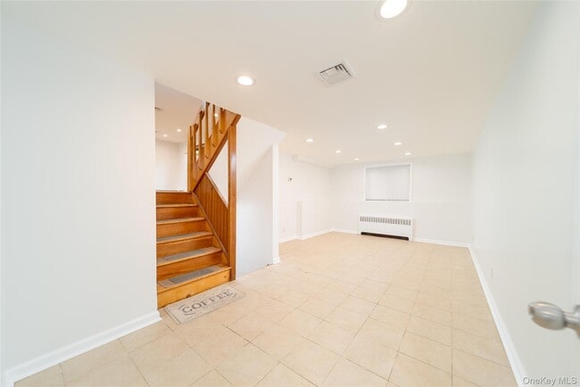 Building Photo - 6 Manor Dr