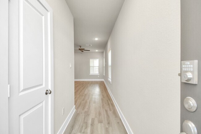 Building Photo - 21042 Shore Oak Dr