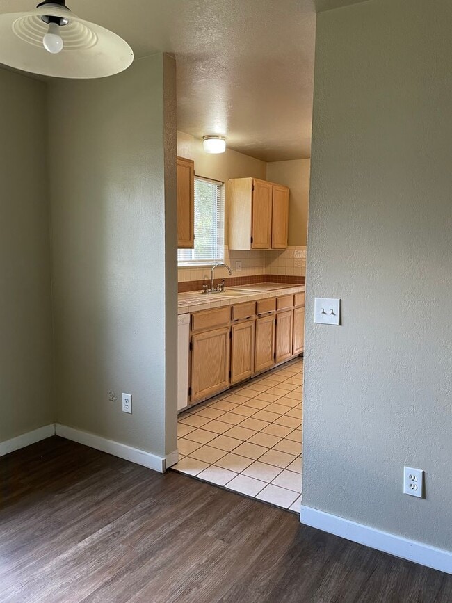 Building Photo - STUDENTS WELCOME! 5 Bedroom 3 Bathroom Single Family Home West Fort Collins