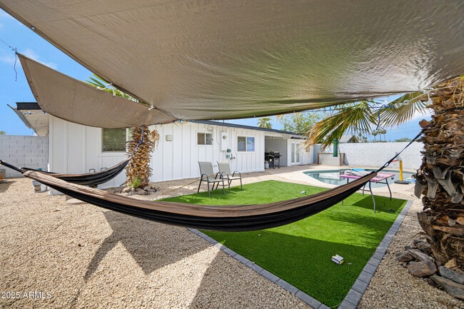 Building Photo - 536 W 18th St