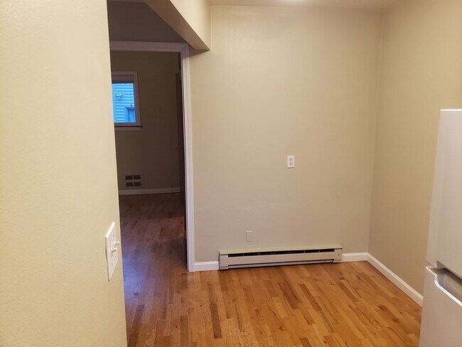 Building Photo - Fremont - Small Building - 1BR Top Floor C...