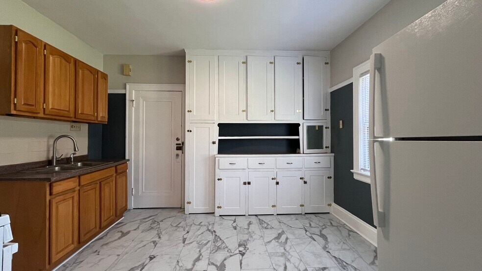 Plenty of kitchen storage - 3252 E 142nd St
