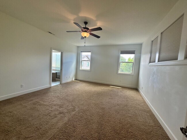Building Photo - Spacious 3 Bedroom + Bonus Room , club, Across from Park!