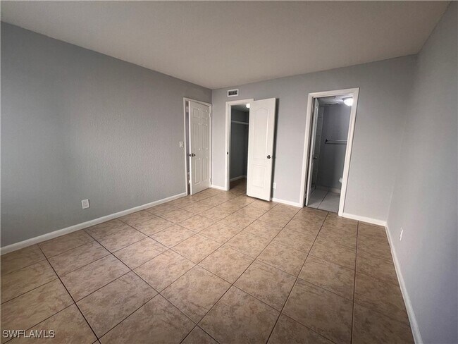 Building Photo - 4601 Bayshore Dr