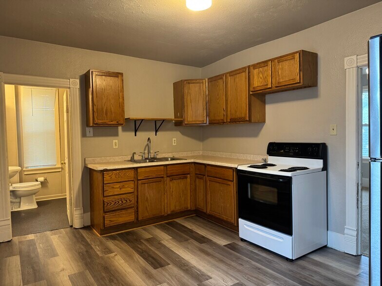 Kitchen with Oven/Stove - 1413 Jefferson Ave