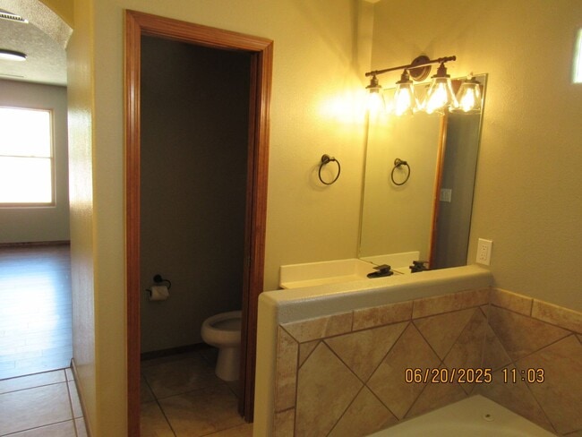 Building Photo - Massive 5Bed, 4Bath, 2Story Home Located i...