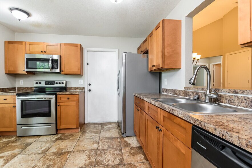 Building Photo - 3008 Sabal Bend Dr NE
