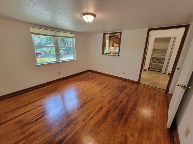 Building Photo - 1526 Highland Dr