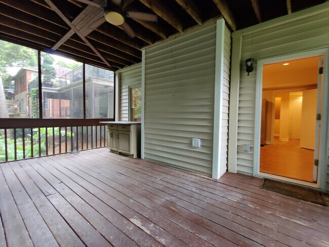 Building Photo - 701 Yorkshire Rd NE