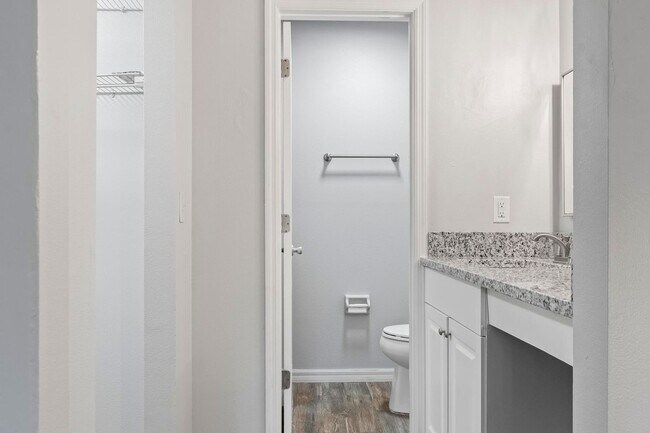 Building Photo - Ready to move in!