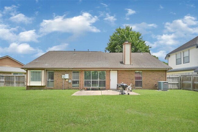 Building Photo - 2215 Saradon Dr