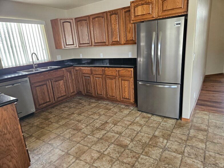 stainless refrigerator - 2943 W Blueberry Cir