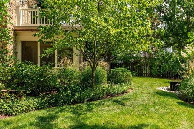 Building Photo - Exceptional Living in the Heart of Arlingt...