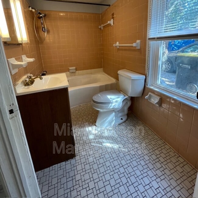 Building Photo - 40 Wesley St