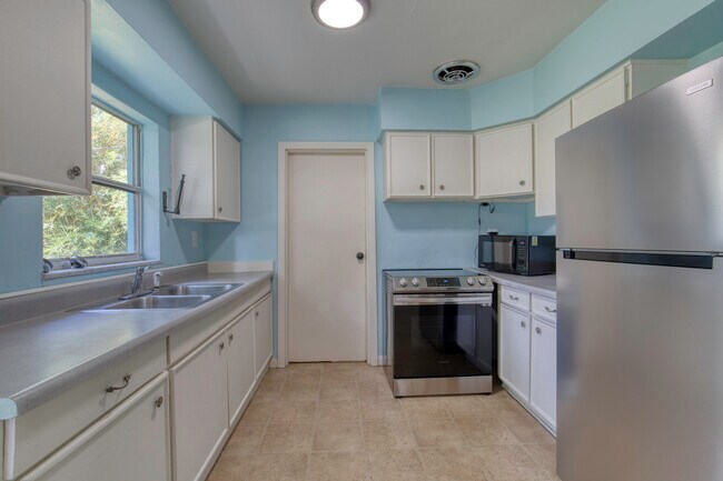 Building Photo - 1133 Bradenton Rd