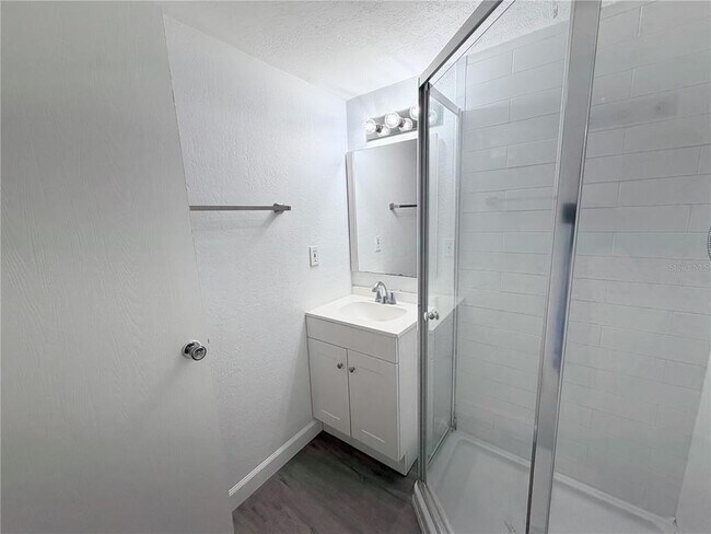 Building Photo - 1524 Lakeview Rd