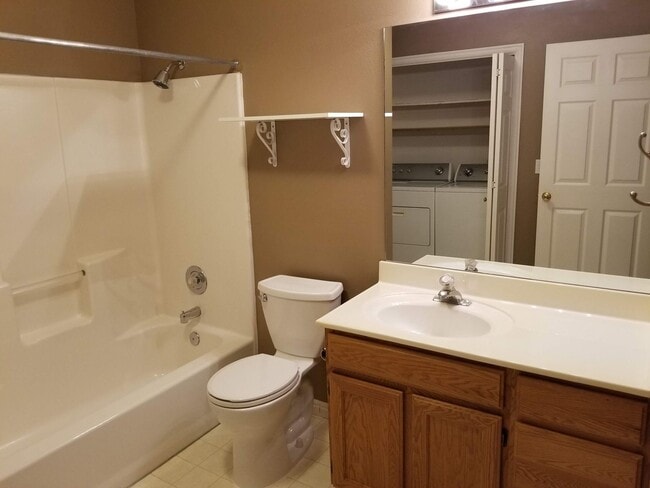 Building Photo - 3 Bed, 2 Bath in Orem - with pool access!
