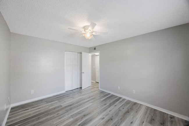 Building Photo - The Oaks at Safety Harbor 3 bedroom 2 bath