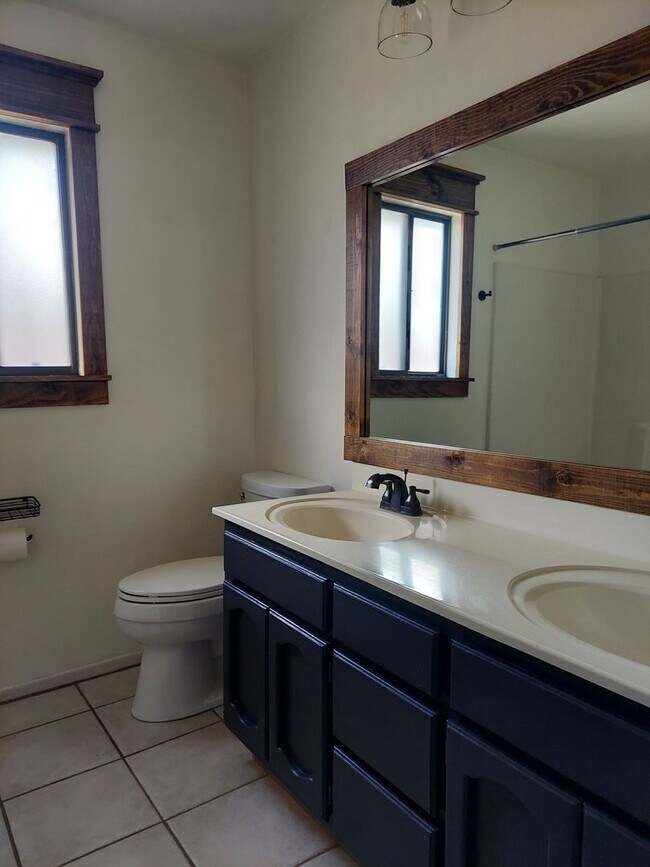 Building Photo - Please Contact VAUGHN REALTY to set up an appointment 760-446-6561