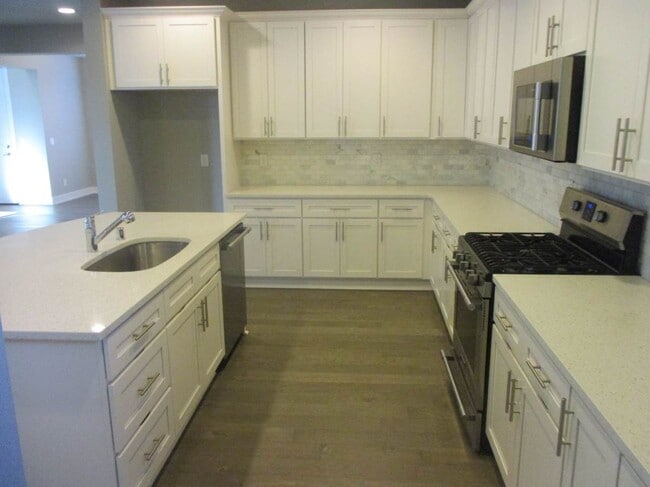 Building Photo - 4 Bedroom 2.5 Bathroom Harbor Hills Home