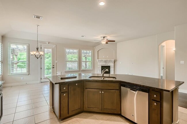 Building Photo - 400 Entrada Way