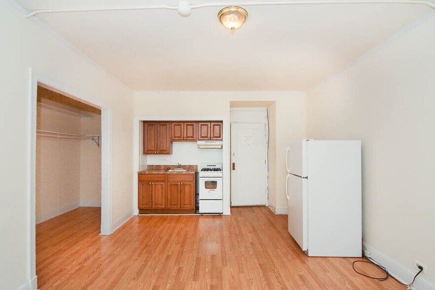 Building Photo - 3335 W Diversey Ave
