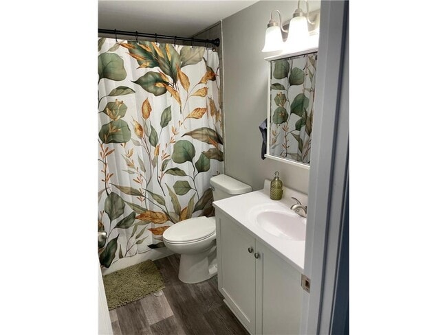 Building Photo - 553 Lemon St N