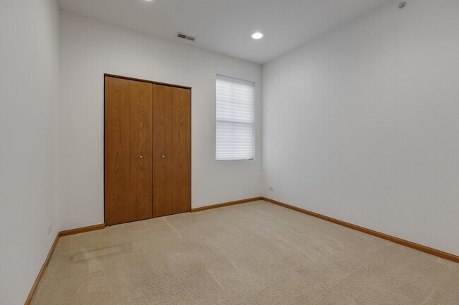 Building Photo - 2305 Aurora Dr