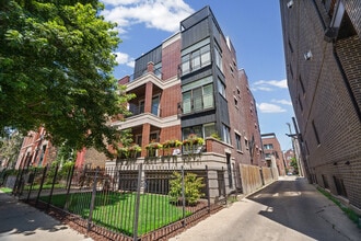 Building Photo - 831 N Paulina St