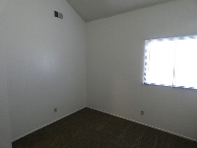 Building Photo - Spacious Northpoint Townhome near Righetti...