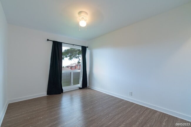 Building Photo - Spacious 4BR/2.5BA/2PKG Townhome with Ocea...