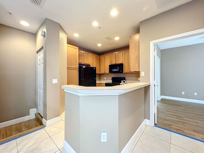Building Photo - LUXURY 3 Bedroom / 2 Bath Townhome in a ga...