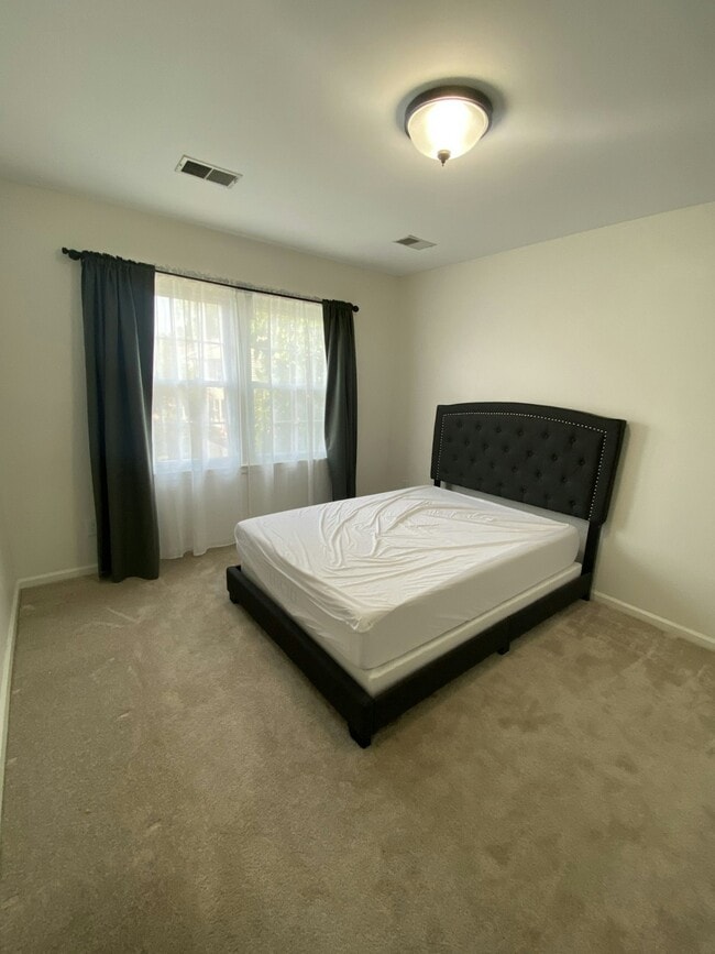 Building Photo - 557 Tiffany Ct