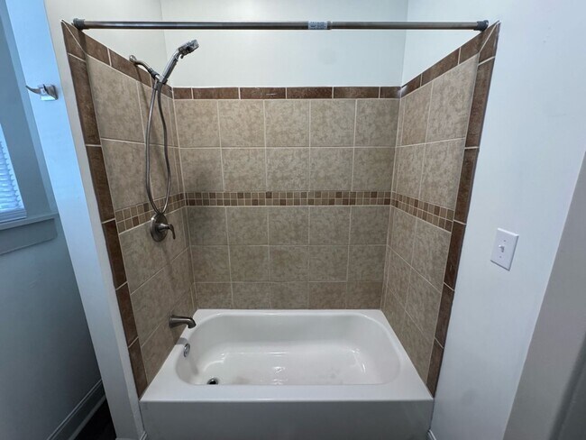 Building Photo - Charming 1BR Apartment in Bristol, TN - Cozy Living Awaits!