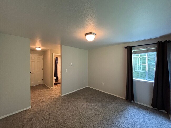 Building Photo - Mill Creek - Country Club Condo