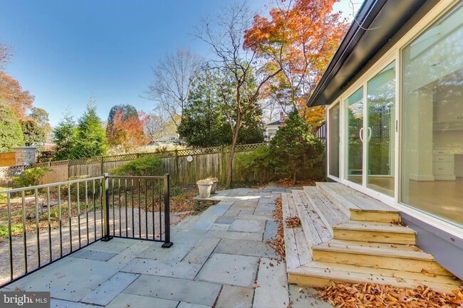 Building Photo - 4001 N Ridgeview Rd