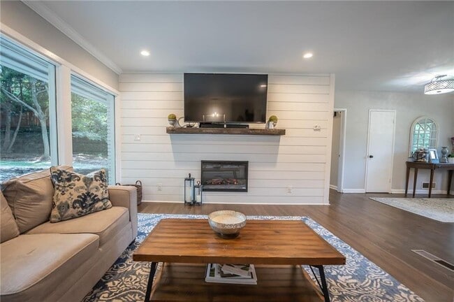 Building Photo - 1210 Lenox Cir NE