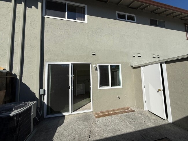 Building Photo - Quiet unit with new paint, new carpet, new windows and Air Conditioning!