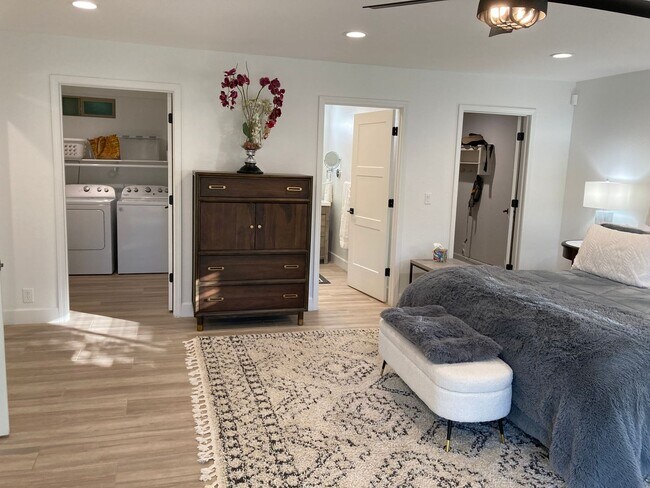 Building Photo - Gorgeous, modern, remodeled, furnished ren...