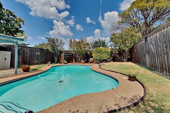 Building Photo - 1605 Brighton Dr